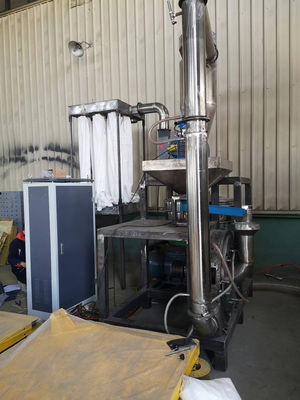 PE-plastic rotatiemoldingapparatuur met aangepaste rotatiehoek accumulator matrijskop