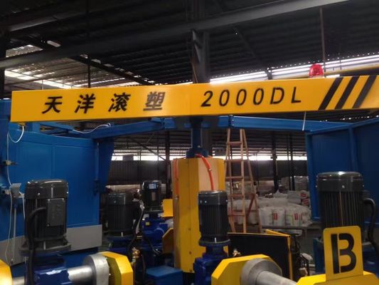 Kleine drie-arm tumbling water tank rotomolding machine snel