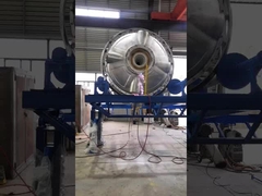 Een roterende gietmachine voor het produceren van watertanks.