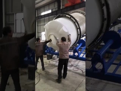Een roterende gietmachine voor het produceren van watertanks.